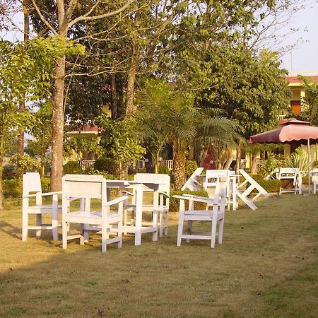 Hotel Rainforest Sauraha Exterior foto