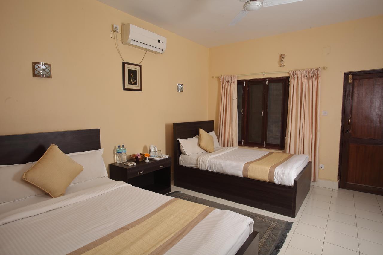 Hotel Rainforest Sauraha Exterior foto