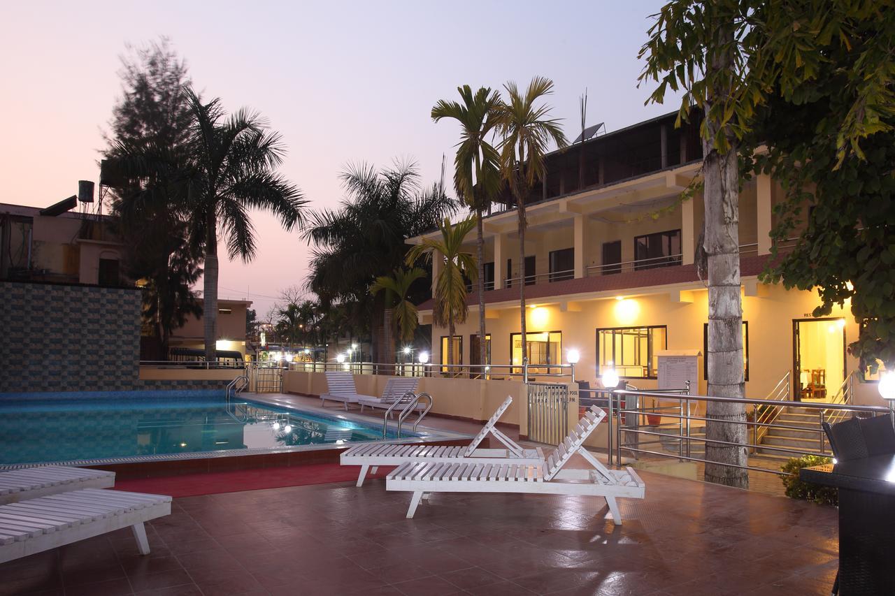 Hotel Rainforest Sauraha Exterior foto